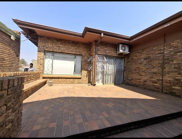 4 BEDROOM HOUSE FOR SALE IN DERSLEY